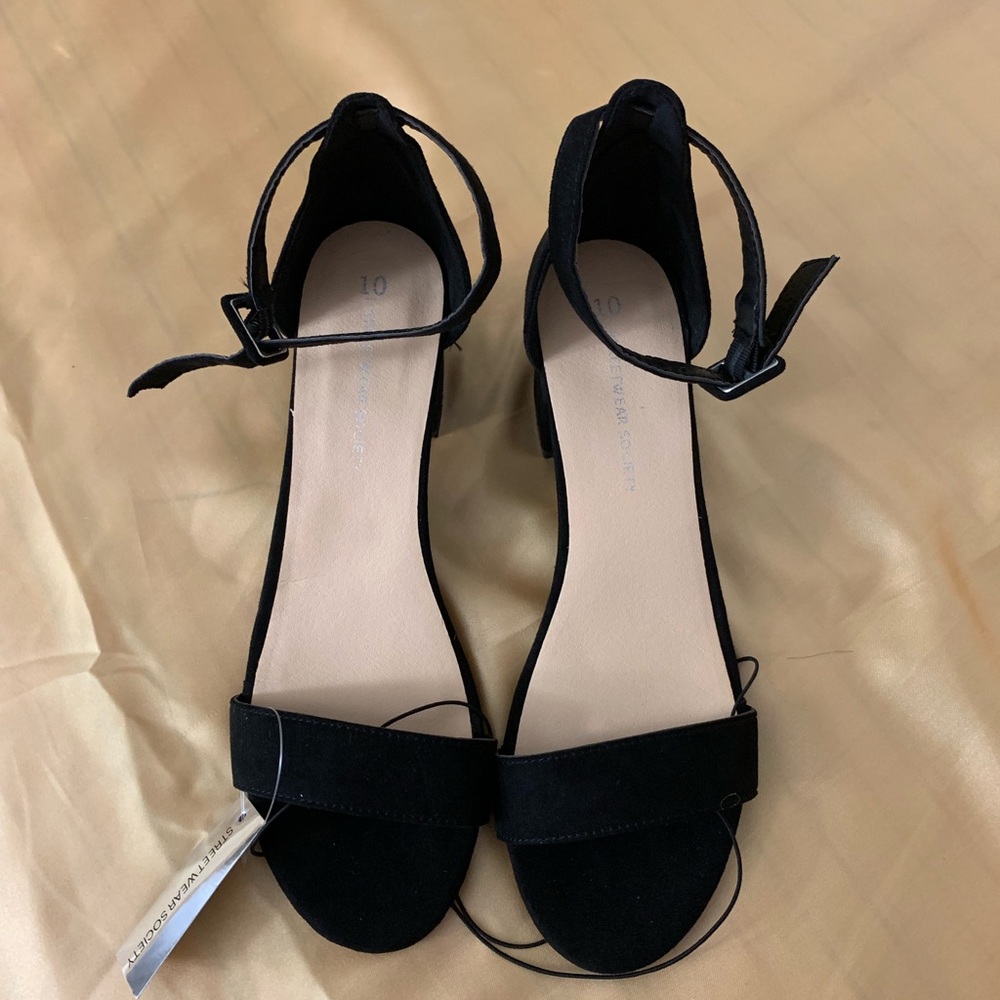 Black heel pump